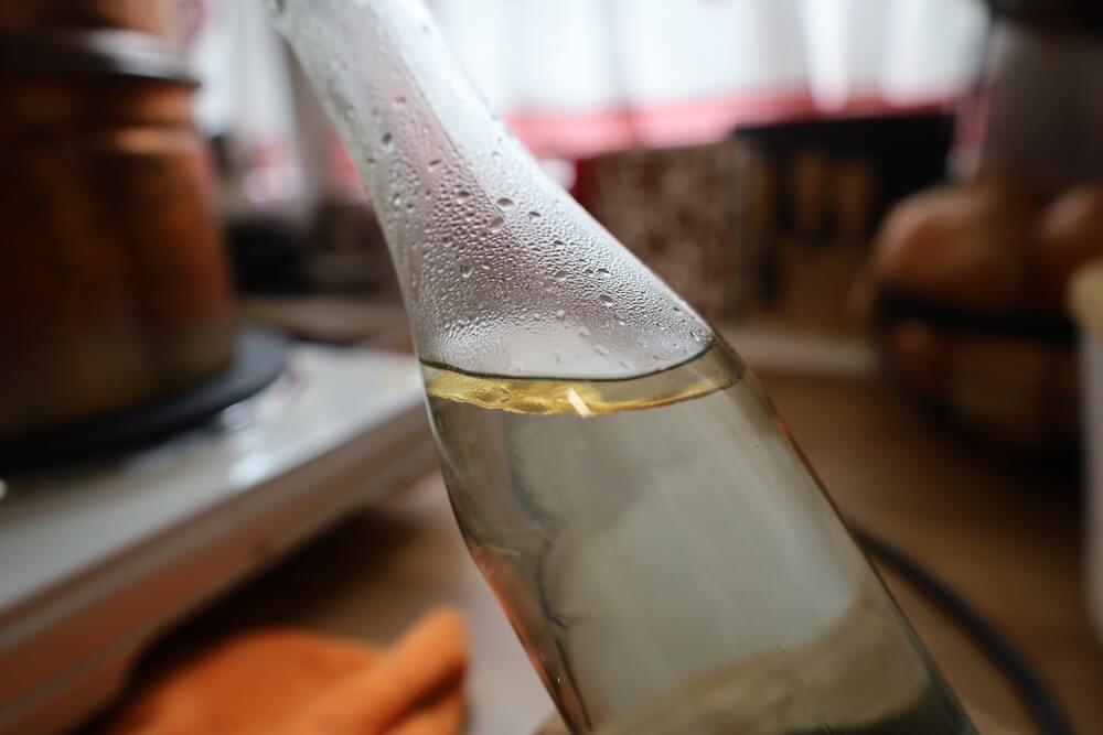 Frisch gewonnenes ätherisches Öl in einer kleinen Braunglasflasche