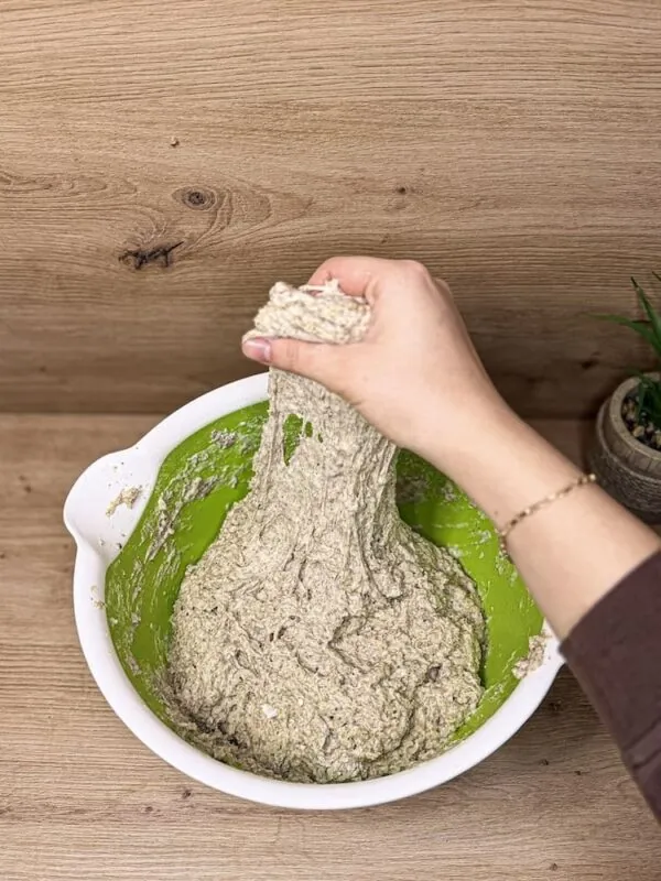 Sauerteig wird beim Dehnen und Falten in der Schüssel bearbeitet