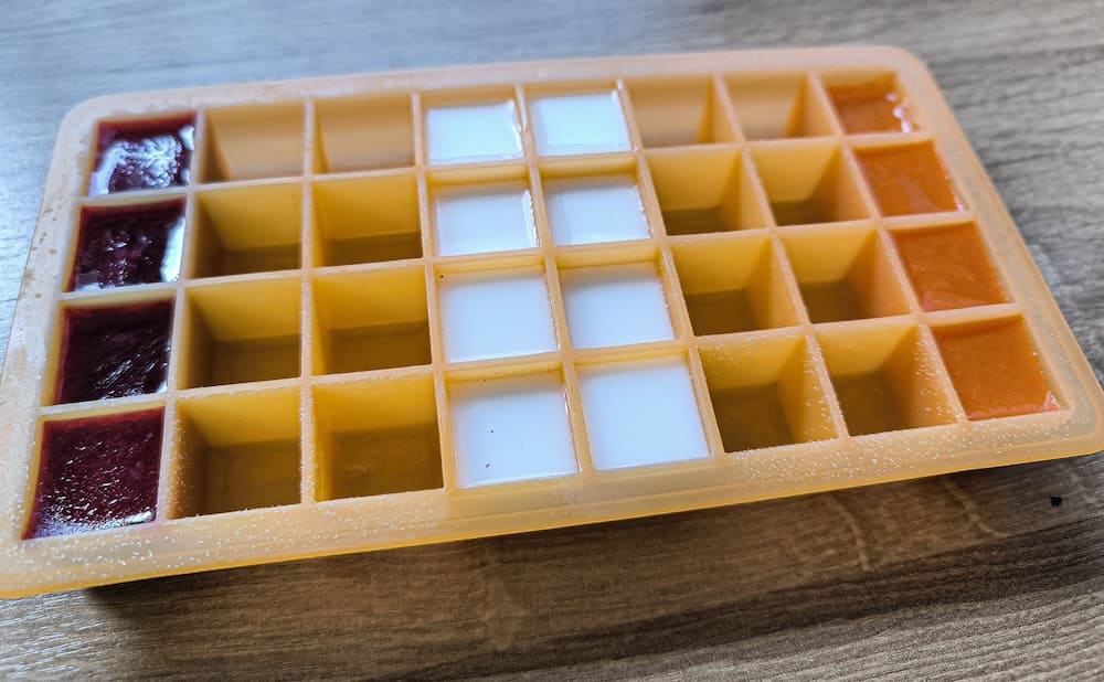 Eiswürfel zum Kühlen der Lauge beim Seifensieden