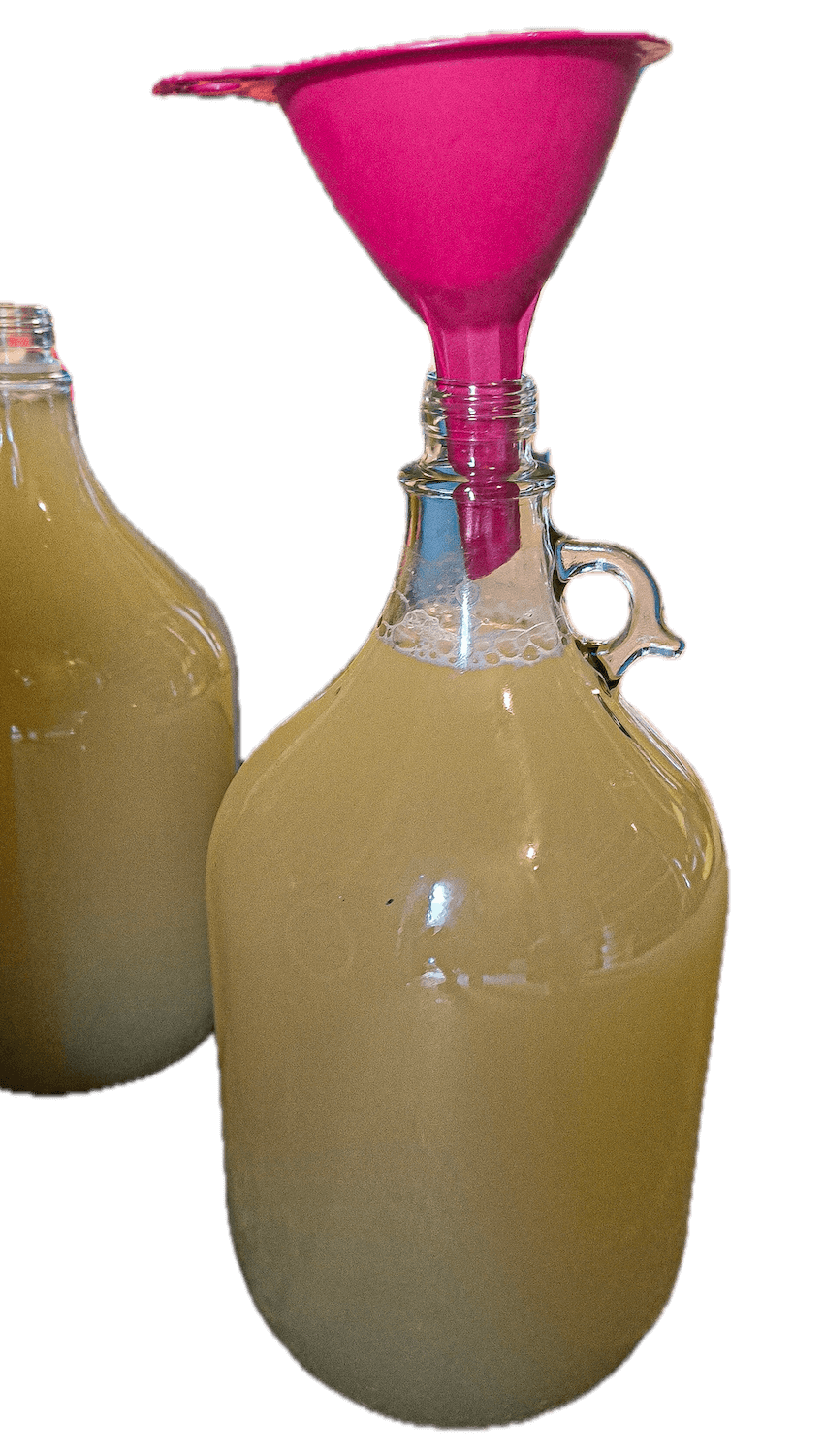 Selbst angesetzter Essig wird durch einen Trichter in die Flasche abgefüllt