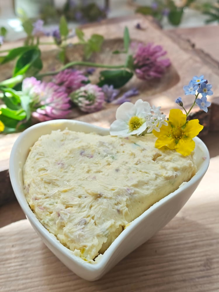 Fertige Wildkräuterbutter mit sichtbaren grünen Kräuterstückchen