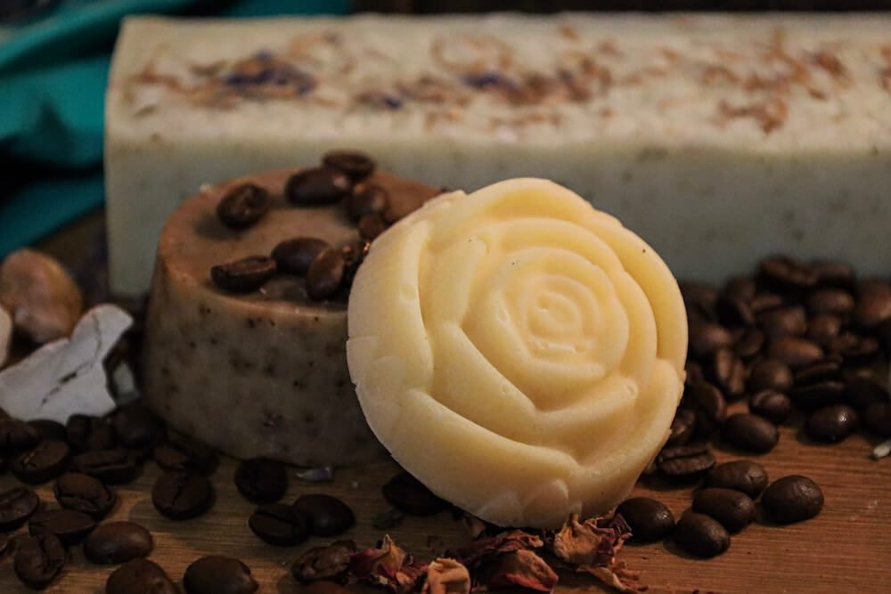 Selbst gesiedete Kaffeeseife und Rosenseife nebeneinander