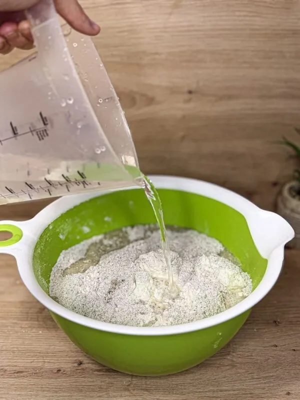 Mehl und Wasser als Grundzutaten für den Sauerteigansatz