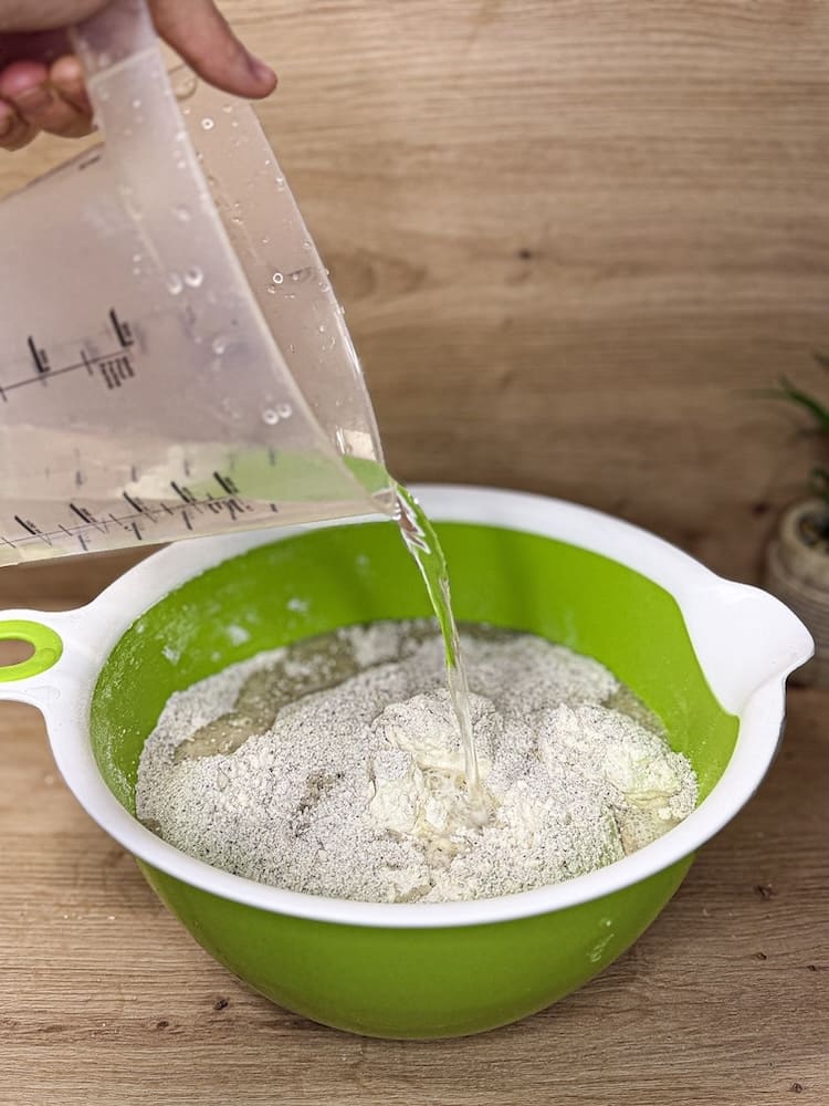 Mehl und Wasser als Grundzutaten für den Sauerteigansatz