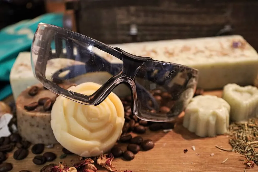 Selbst gerührte Salben in Tiegeln neben einer Schutzbrille