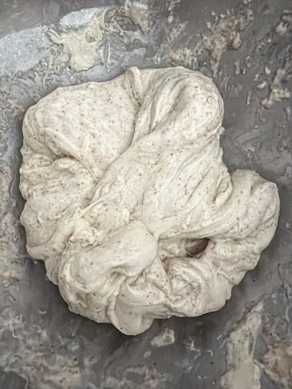 Sauerteig mit sichtbaren Luftblasen nach dem Dehnen und Falten