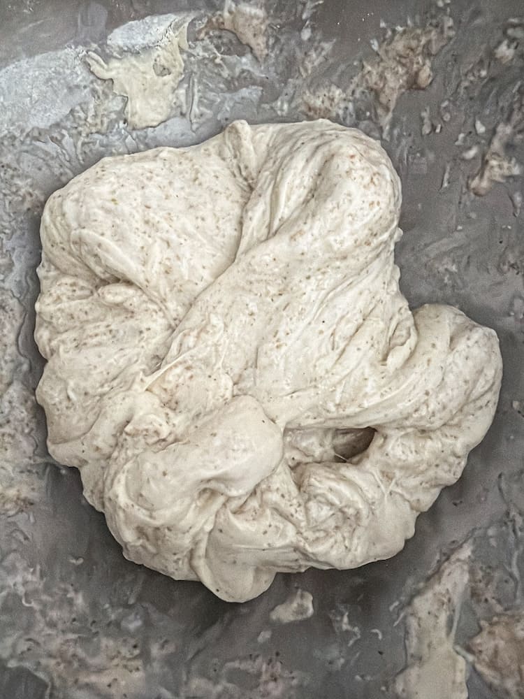 Sauerteig mit sichtbaren Luftblasen nach dem Dehnen und Falten
