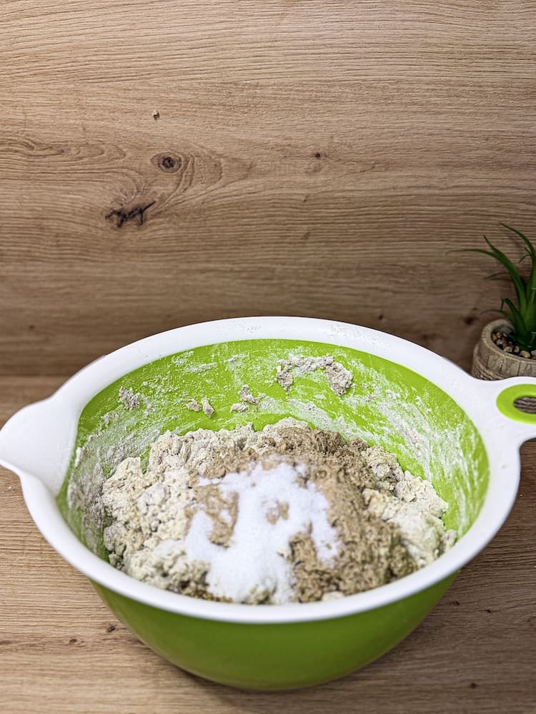 Brotteig nach der Autolyse mit eingearbeitetem Sauerteig-Starter