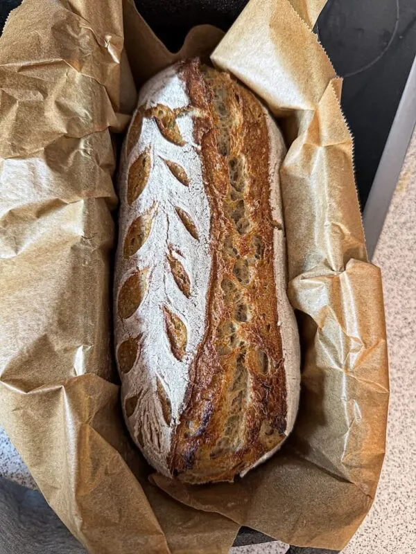 Fertig gebackenes Sauerteigbrot mit rissiger, knuspriger Kruste