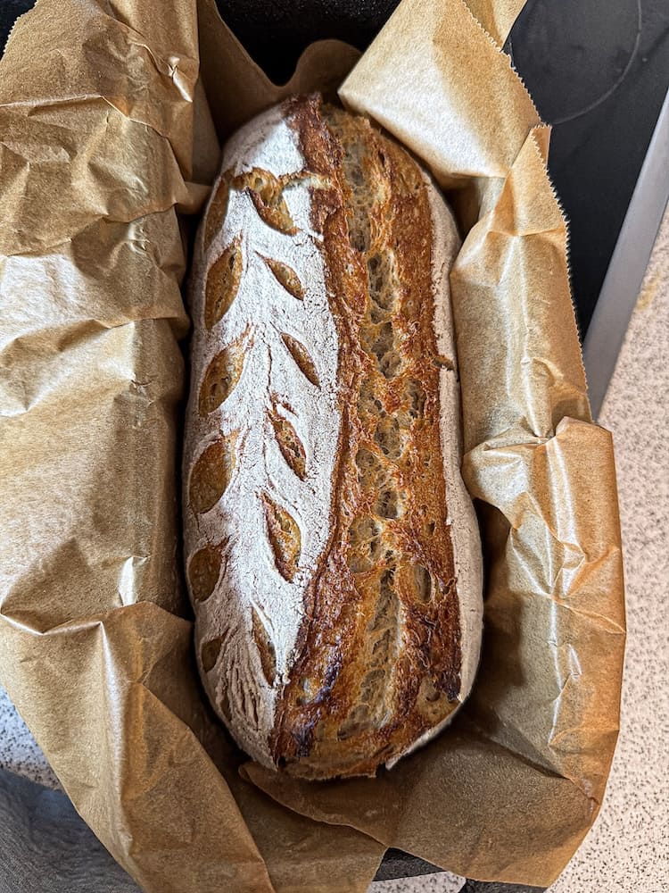 Fertig gebackenes Sauerteigbrot mit rissiger, knuspriger Kruste