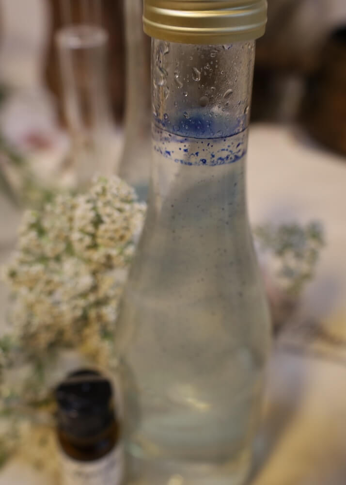 Blaue Ölschicht des ätherischen Schafgarbenöls im Flaschenhals
