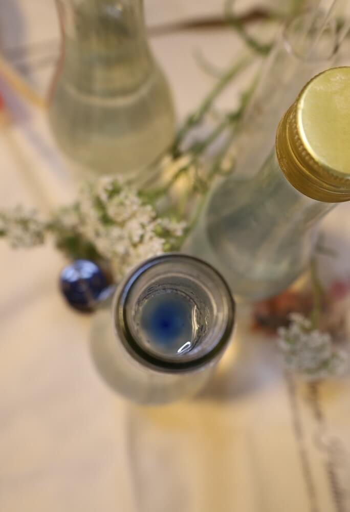 Blick von oben auf das azulenblaue ätherische Schafgarbenöl in der Flasche