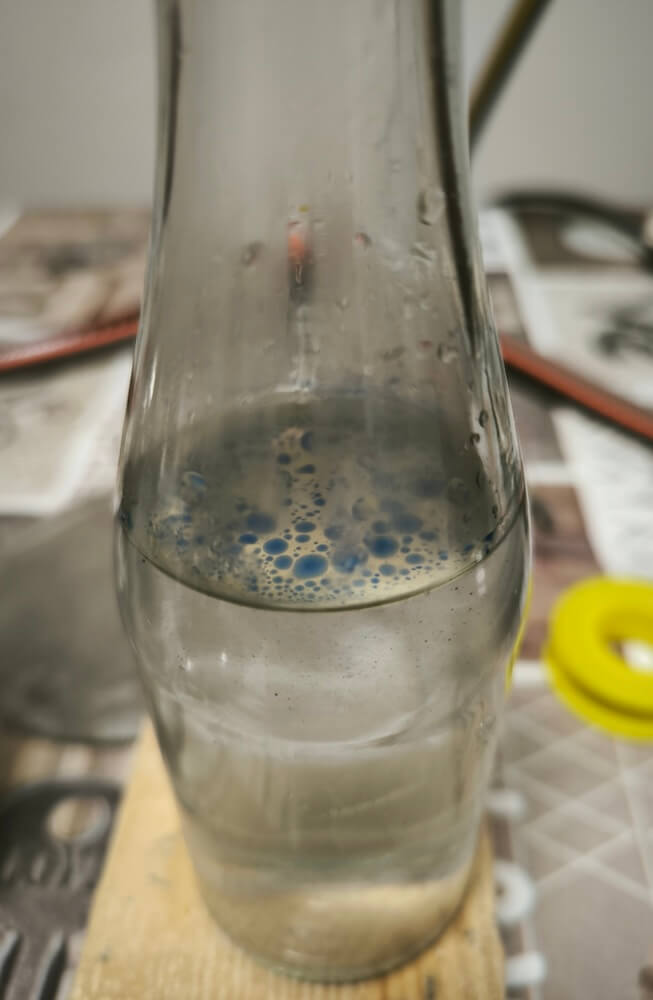 Azulenblaues Schafgarbenöl sammelt sich als Schicht auf dem Hydrolat