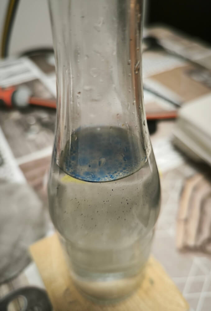 Deutlich sichtbare blaue Ölschicht des Schafgarbenöls über dem Hydrolat