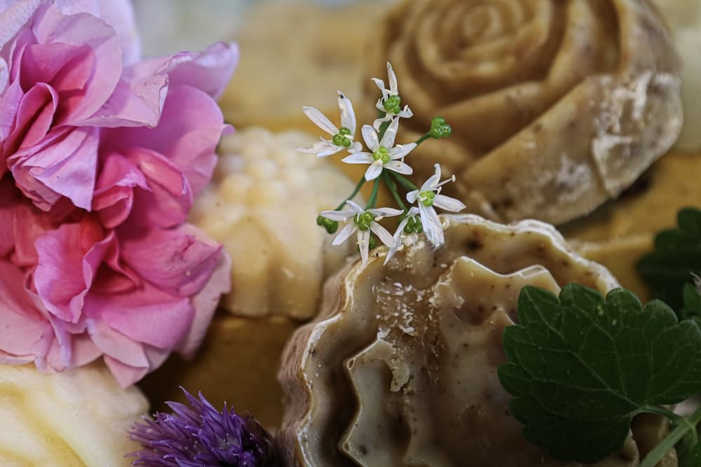 Nahaufnahme frisch geschnittener Naturseifenstücke