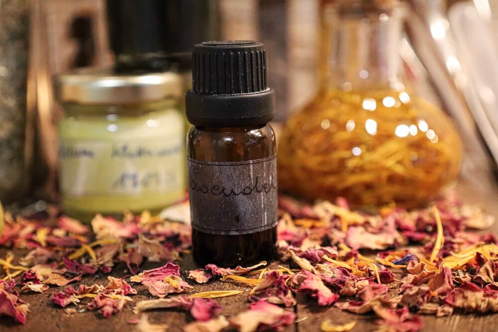 Selbst hergestellte Naturprodukte: Seifen, Öle und Pflanzenwässer
