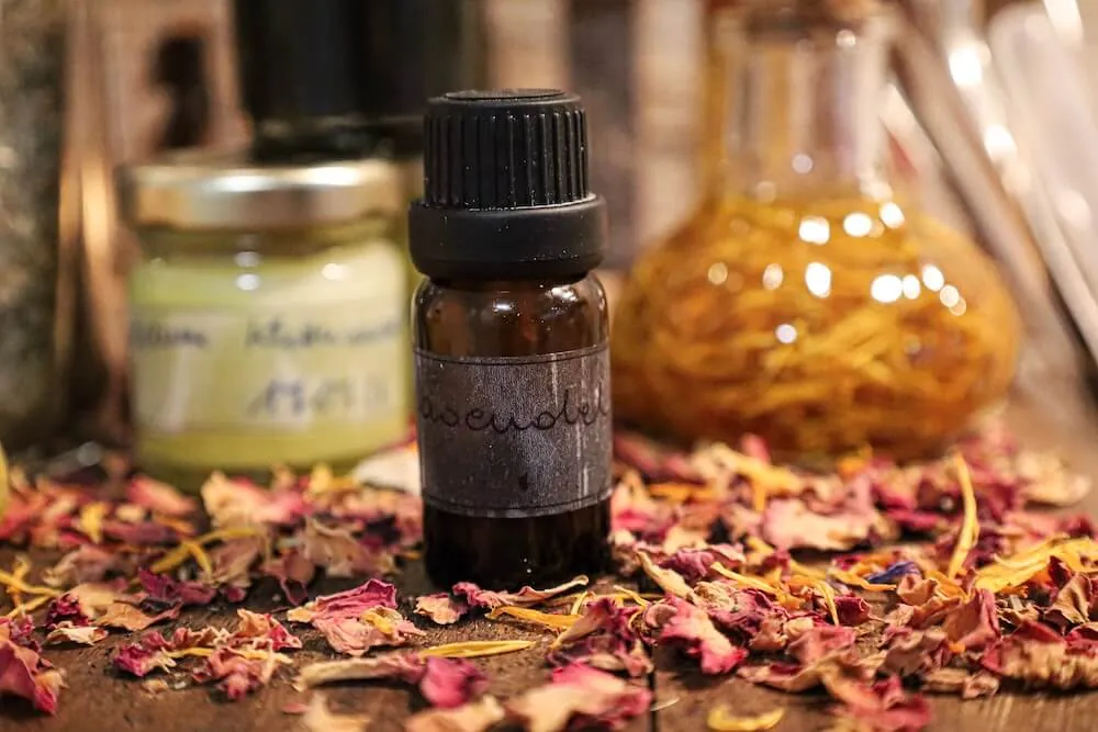 Selbst hergestellte Naturprodukte: Seifen, Öle und Pflanzenwässer
