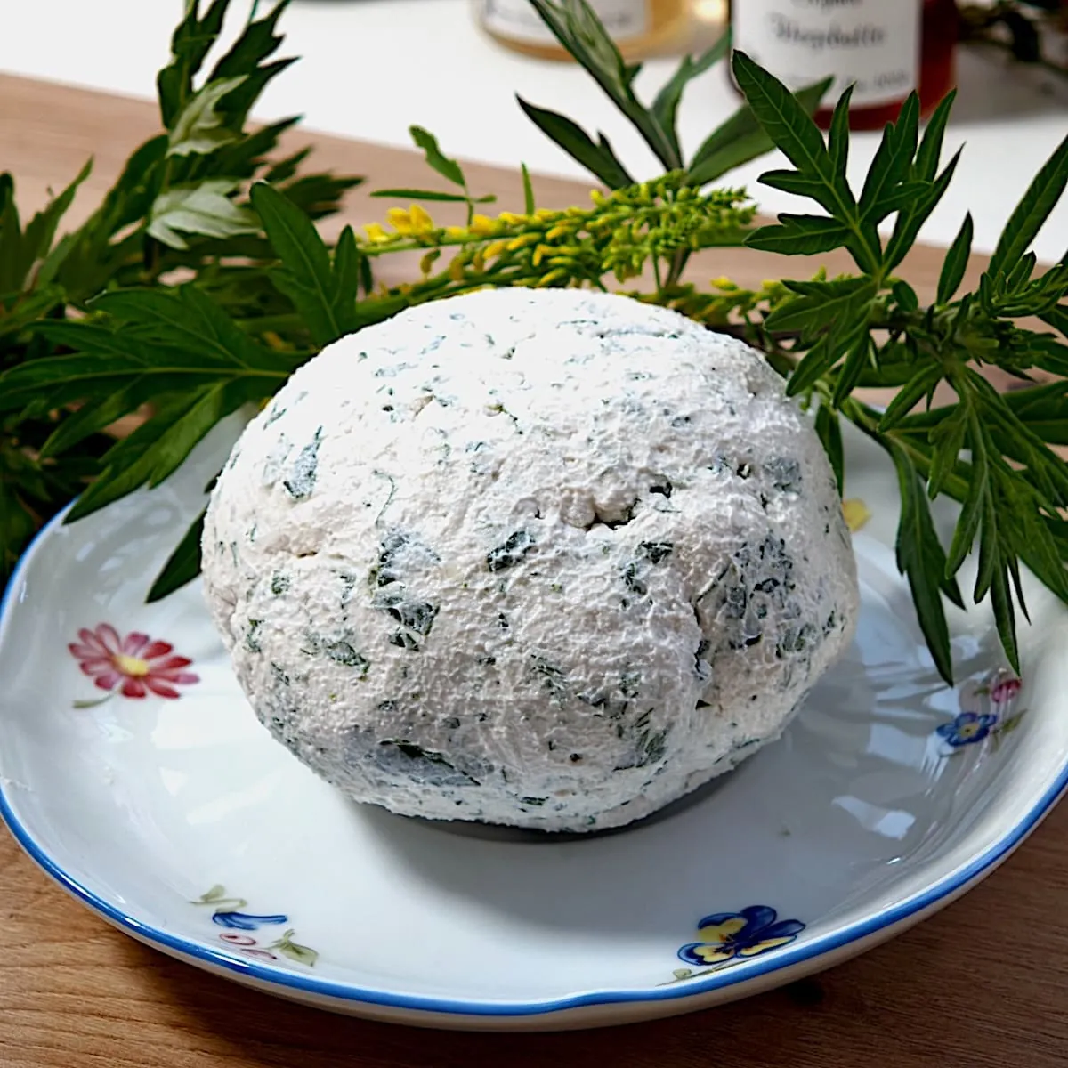 Selbst gemachter Kräuterfrischkäse mit Wildkräutern und Blüten